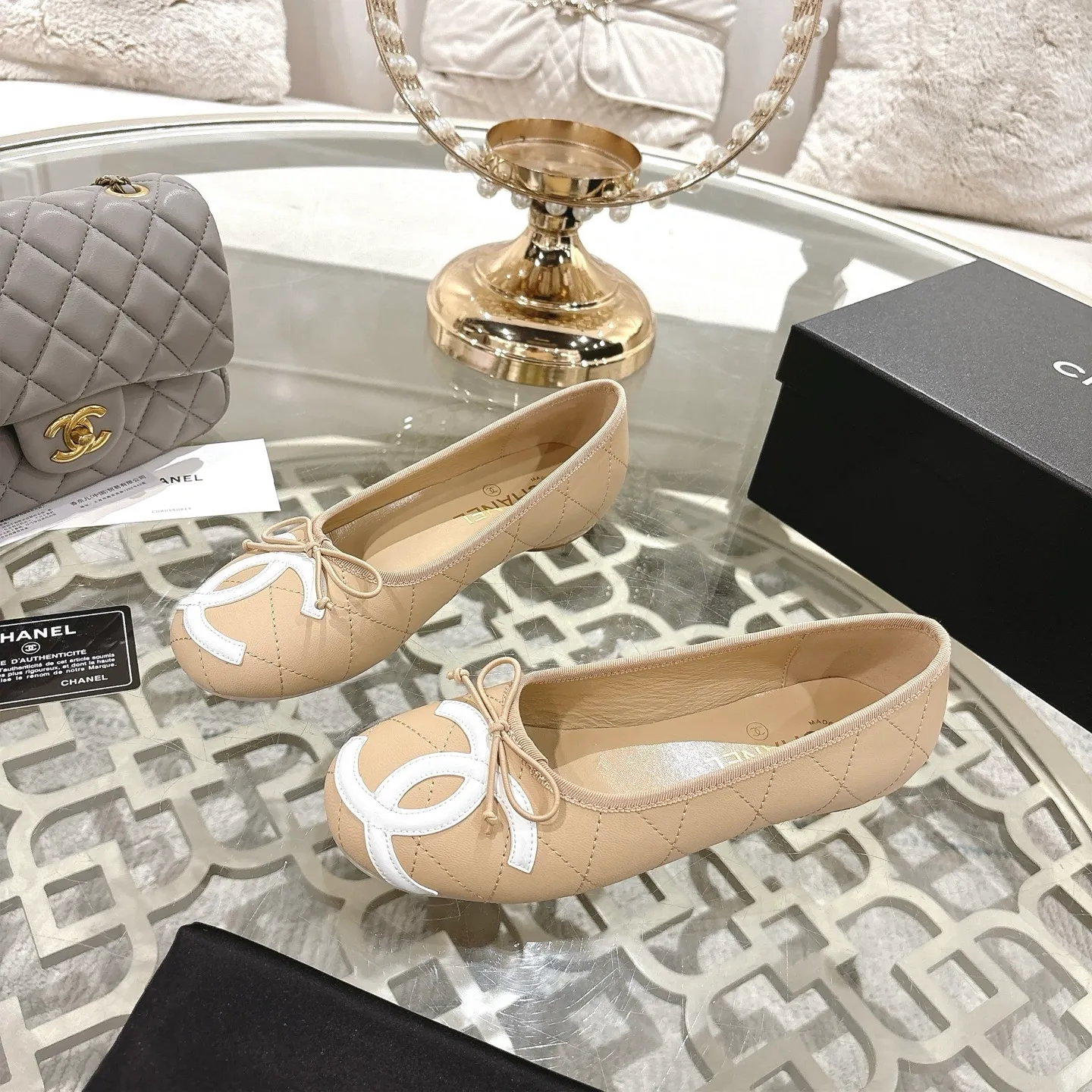 👟👟Ex-factory price 540👟👟 [Purchase-level quality] CHANEL Xiaoxiang 25/A new summer bow-tie shoes 💃 This pair of "dancing shoes" is really breathtakingly beautiful! Made of cowhide fabric + exquisite electric embroidery, every detail exudes a sense of high-end ~ classic bow design, Italian genuine leather sole, comfortable and elegant on the feet, a perfect must-have for fairies!  🌟 All counters are from the same source! All materials are customized according to the original 1:1, and are developed and patterned from genuine products. The quality is absolutely assured ~ a classic that must be bought every year, a versatile artifact that looks great whether paired with skirts or jeans!  💖 The perfect finishing touch for summer outfits, sisters, just do it! 👉 Fabric: Imported sheepskin Lining: Imported sheepskin Outsole: Private molded outsole Size: 35-40 Leather surface